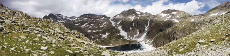 Der Estany de Cap de Llauset vom Collada de los Ibones aus gesehen