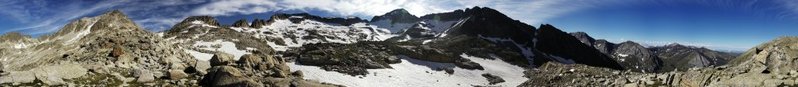 Panoramablick an den Ibones de Coronas mit Blick auf Aneto